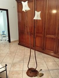 Lampada piantana in ferro battuto e vetro ambra