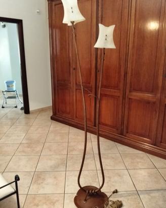 Lampada piantana in ferro battuto e vetro ambra