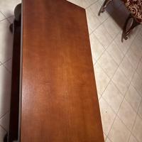 Tavolino in legno scuro