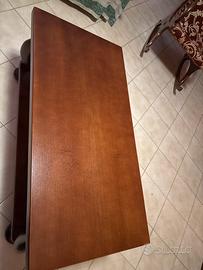 Tavolino in legno scuro