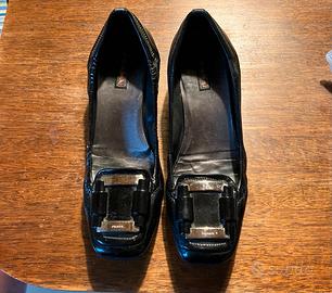 Prada décolleté in vernice nera tacco medio