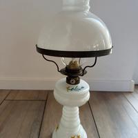 Lampada petrolio d’epoca in vetro opalino decorato