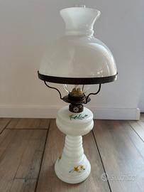 Lampada petrolio d’epoca in vetro opalino decorato