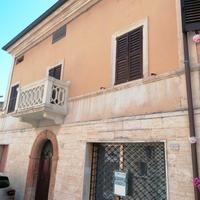 Immobile su 4piani-appartamento+locale commerciale