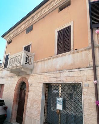Immobile su 4piani-appartamento+locale commerciale