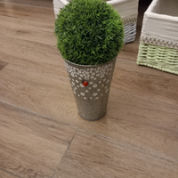 Vaso con sfera di erba sintetica