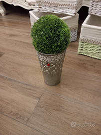 Vaso con sfera di erba sintetica