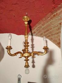 lampadario dorato a tre bracci e quattro luci 