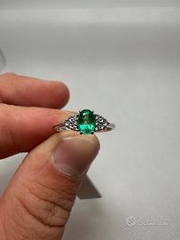Anello in oro con smeraldo e diamanti