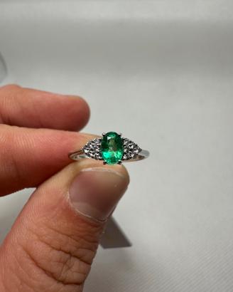 Anello in oro con smeraldo e diamanti