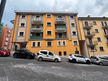 Locale deposito sfruttabile come ufficio privato