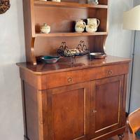 Credenza classica in legno con piattaia