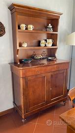 Credenza classica in legno con piattaia