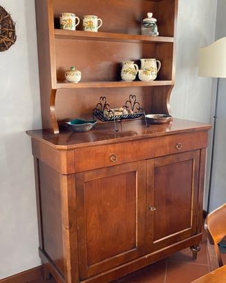 Credenza classica in legno con piattaia