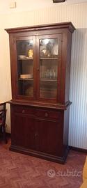 Tavolo, 4 sedie credenza, vetrinetta.