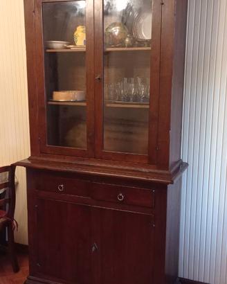 Tavolo, 4 sedie credenza, vetrinetta.