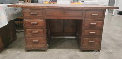 Scrivania in legno IX secolo 