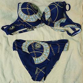 Bikini con stampa di catene e motivi barocchi su f