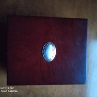 Elegante cofanetto in legno con dettaglio argentat