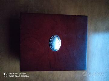 Elegante cofanetto in legno con dettaglio argentat
