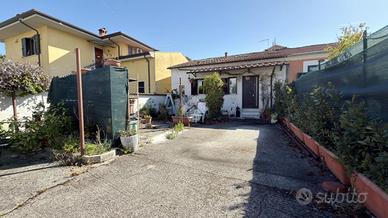 CASA SEMINDIPENDENTE A CARRARA