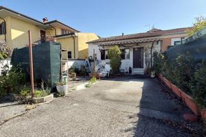 CASA SEMINDIPENDENTE A CARRARA