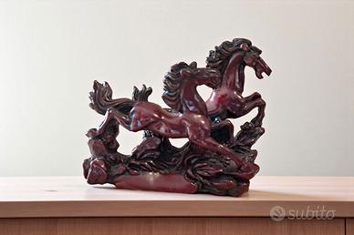 Vintage Statuetta di cavalli in resina rossa 