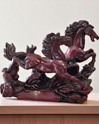 Vintage Statuetta di cavalli in resina rossa 