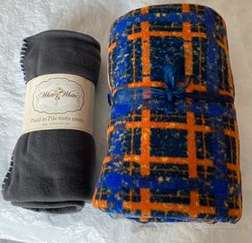 Set di due coperte plaid per letto singolo.