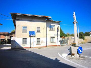 CASA ACCOSTATA AD UN LATO