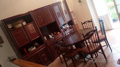 Sala completa di tavolo, sedie e mobili