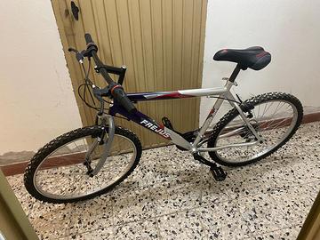 Bicicletta mountain bike