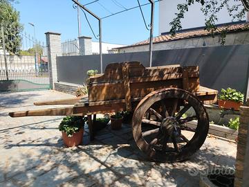 carro artigianale in legno con ruote antiche 