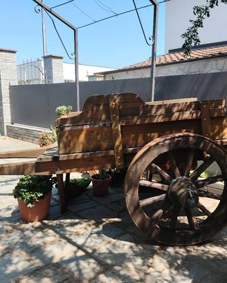 carro artigianale in legno con ruote antiche 