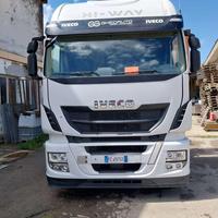 Camion scarrabile con gru
