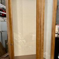 Vetrina ad angolo in legno e letto matrimoniale