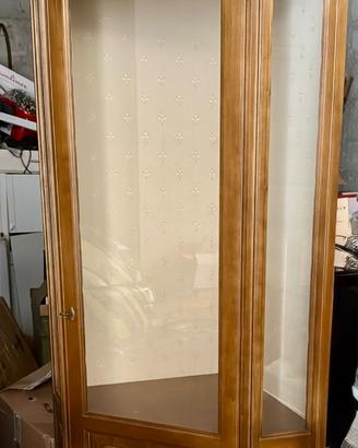 Vetrina ad angolo in legno e letto matrimoniale
