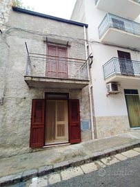 Casa a tre livelli con boxe