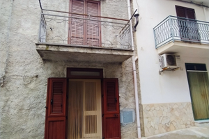 Casa a tre livelli con boxe