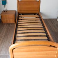 Letto+rete+materasso singolo+comodino legno usati
