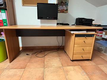 Scrivania e cassettiera da ufficio