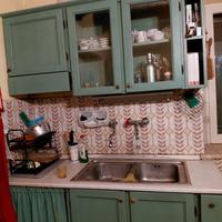 Cucina con due tavoli con marmo e 4 sedie