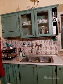 Cucina con due tavoli con marmo e 4 sedie