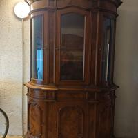 Mobile in legno con vetrina