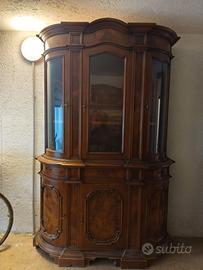 Mobile in legno con vetrina