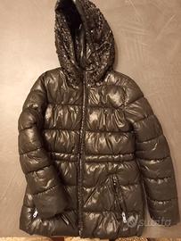 Piumino invernale bambina con cappuccio.