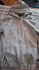 Felpa zip con cappuccio.