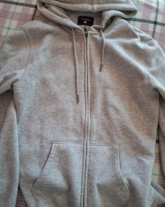 Felpa zip con cappuccio.