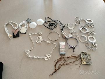 bracciali, collane, anello,orecchini e orologio 