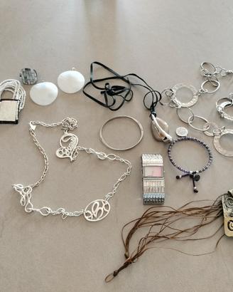 bracciali, collane, anello,orecchini e orologio 